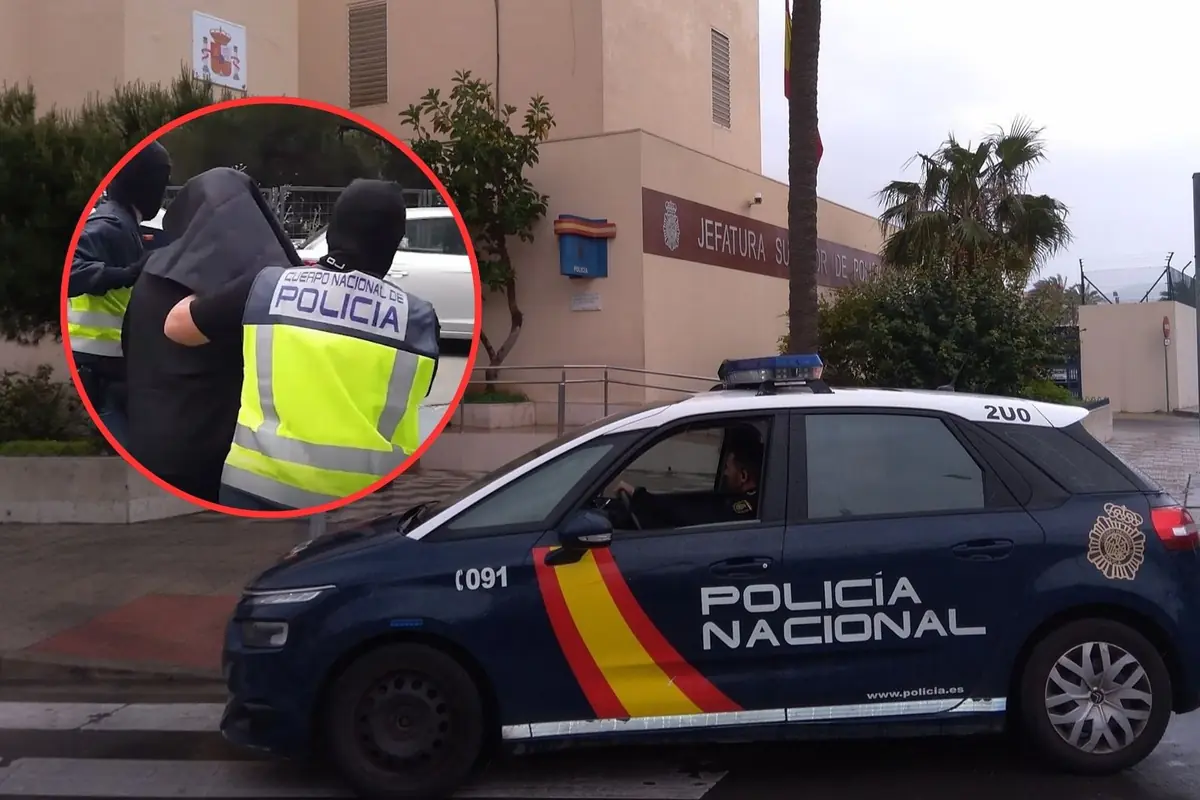 Coche de la Policía Nacional frente a una jefatura superior con un recuadro donde agentes escoltan a una persona detenida cubierta con una capucha
