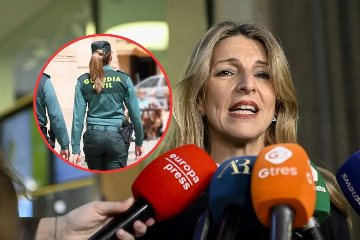 Política española hablando ante varios micrófonos de prensa con un recuadro que muestra a una agente de la Guardia Civil de espaldas