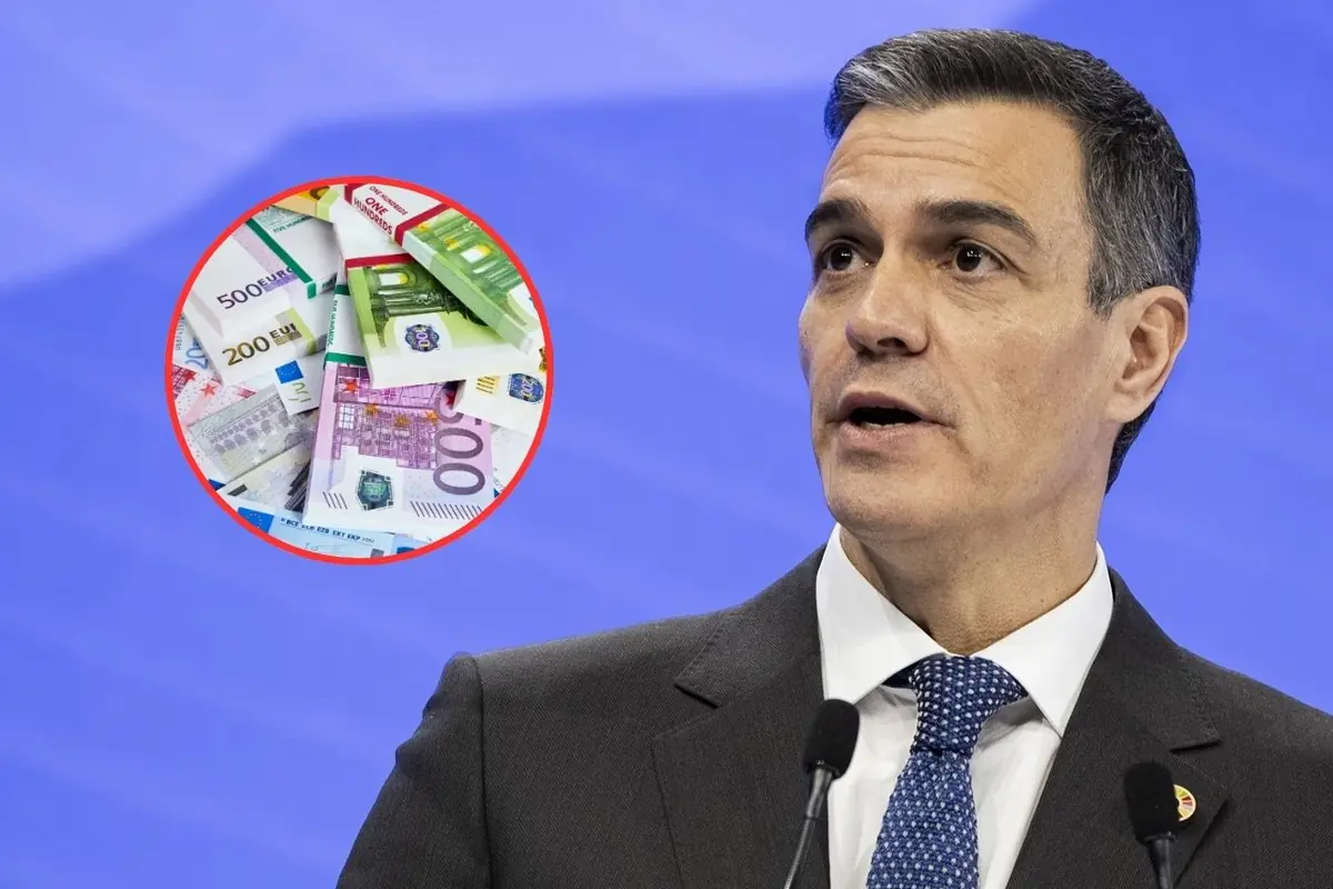 Hombre con traje hablando ante micrófonos sobre fondo azul junto a un círculo con billetes de euro