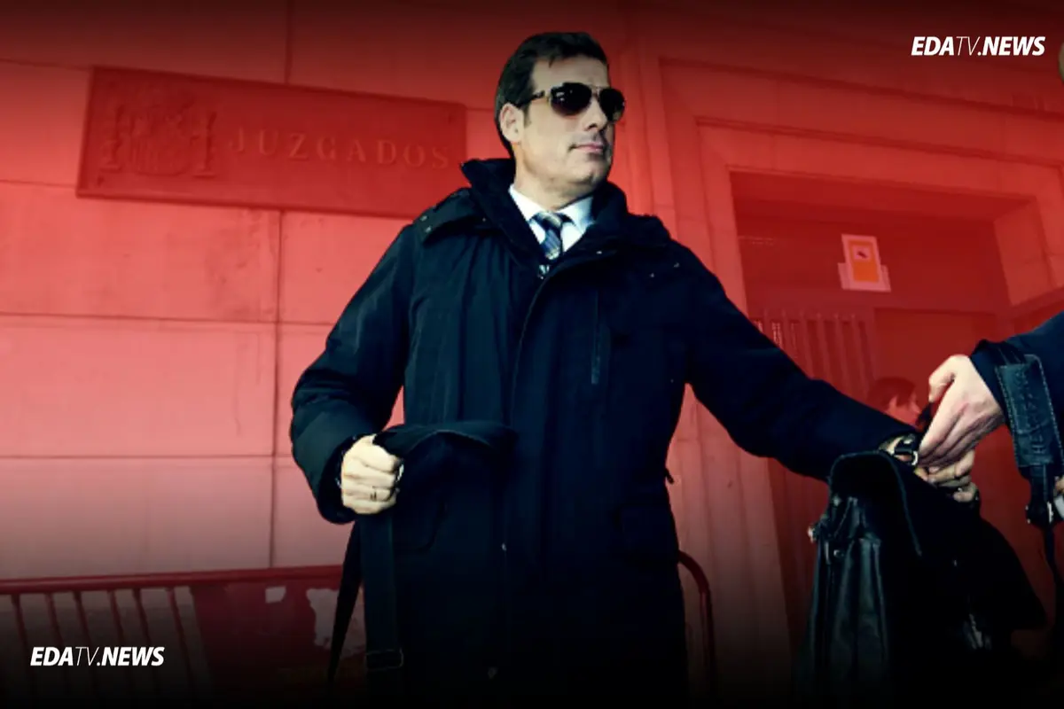 Hombre con abrigo oscuro y gafas de sol saliendo de un edificio de juzgados con un maletín en la mano