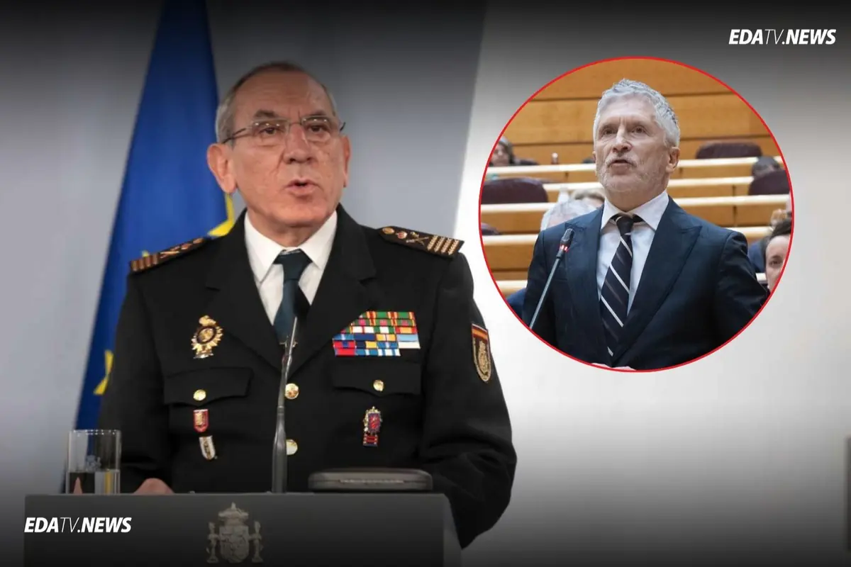 Alto mando policial con uniforme y medallas hablando en una rueda de prensa junto a un recuadro circular con un político interviniendo en un parlamento