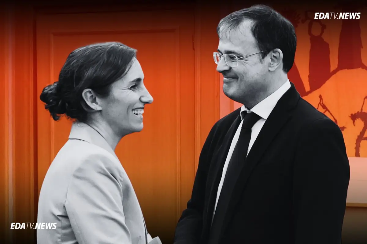 Dos personas vestidas de forma formal se dan la mano y se miran sonriendo sobre un fondo naranja con el logotipo EDATV NEWS en las esquinas