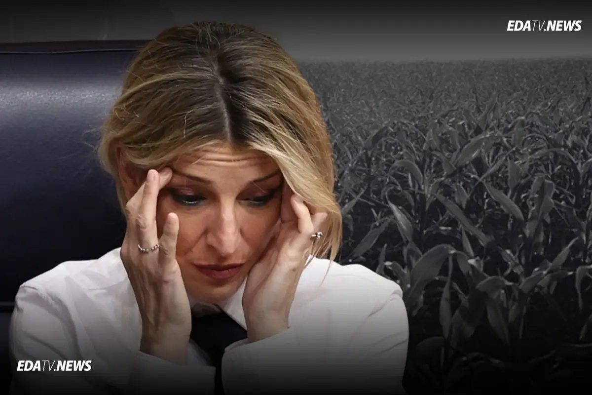 Mujer rubia con gesto de preocupación llevándose las manos a la cabeza sobre un fondo de campo agrícola en blanco y negro