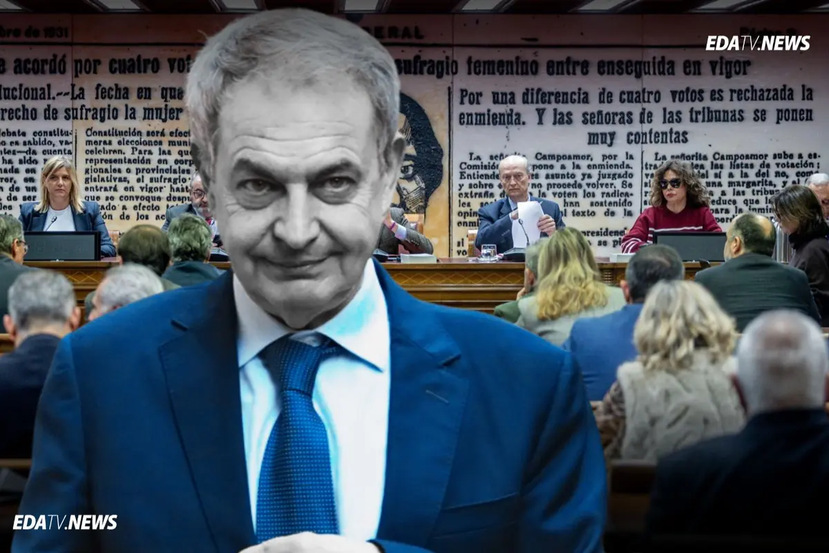 Primer plano de un político en blanco y negro frente a una sala de conferencias llena de asistentes con una gran pared de texto periodístico antiguo al fondo y el logotipo EDATV NEWS en la esquina inferior izquierda