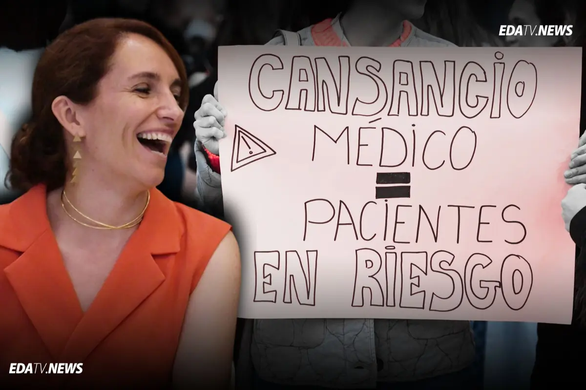 Mujer sonriente con chaleco naranja junto a una pancarta de protesta que dice cansancio médico pacientes en riesgo en una manifestación sanitaria