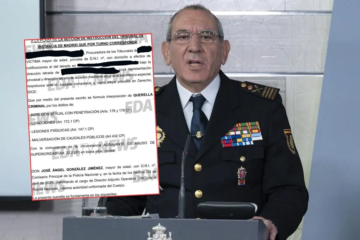 Alto mando de la Policía Nacional en uniforme con medallas hablando en un atril mientras se muestra sobreimpreso un documento legal de querella con partes censuradas