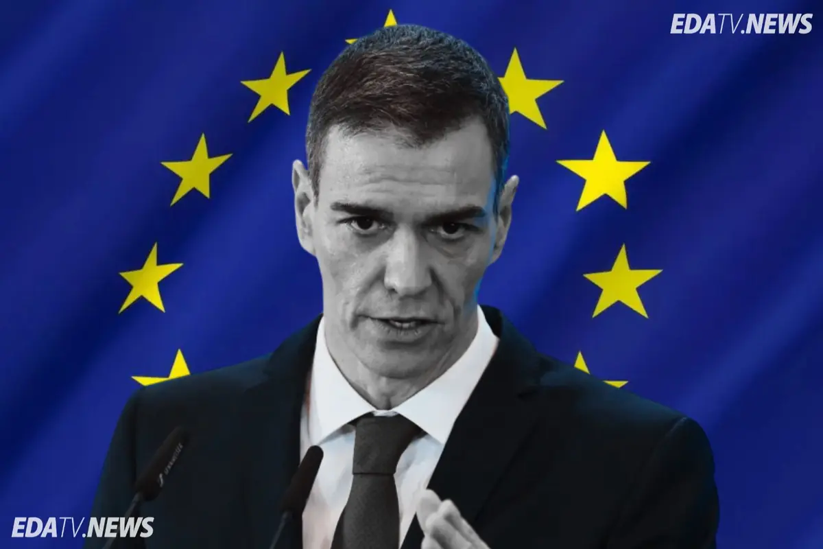 Político dando un discurso frente a un fondo con la bandera de la Unión Europea