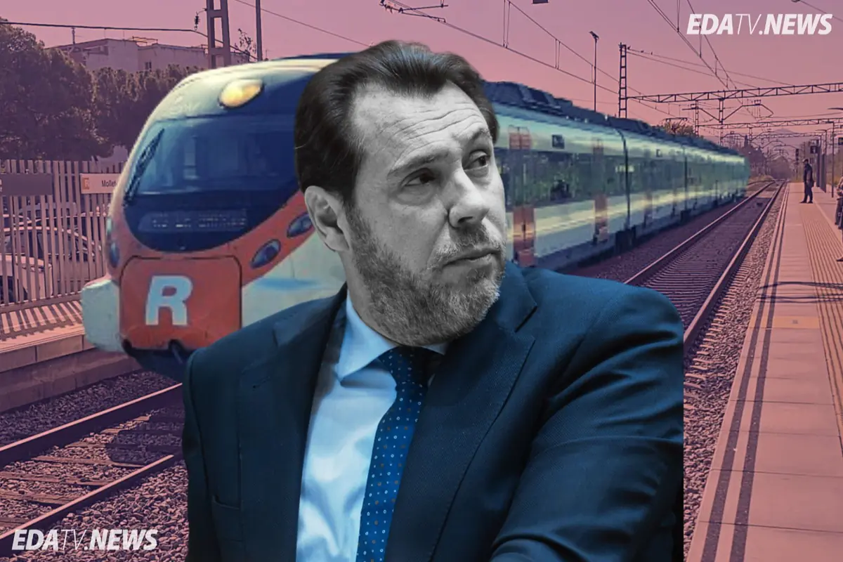 Hombre con traje en primer plano sobre un fondo de estación de tren con un convoy de cercanías en movimiento y el logotipo de EDATV NEWS en la esquina