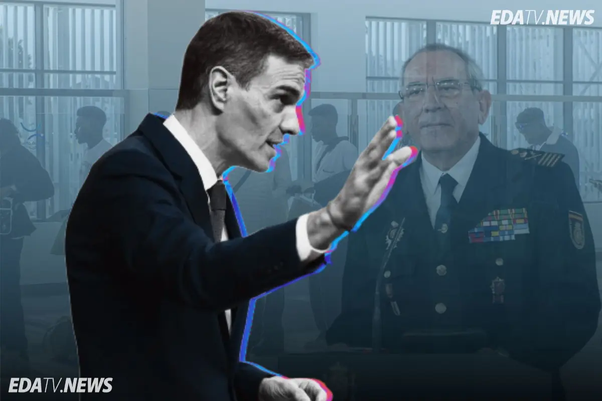 Montaje de un político gesticulando en primer plano frente a un mando policial con uniforme y medallas sobre un fondo de comisaría con varias personas desenfocadas