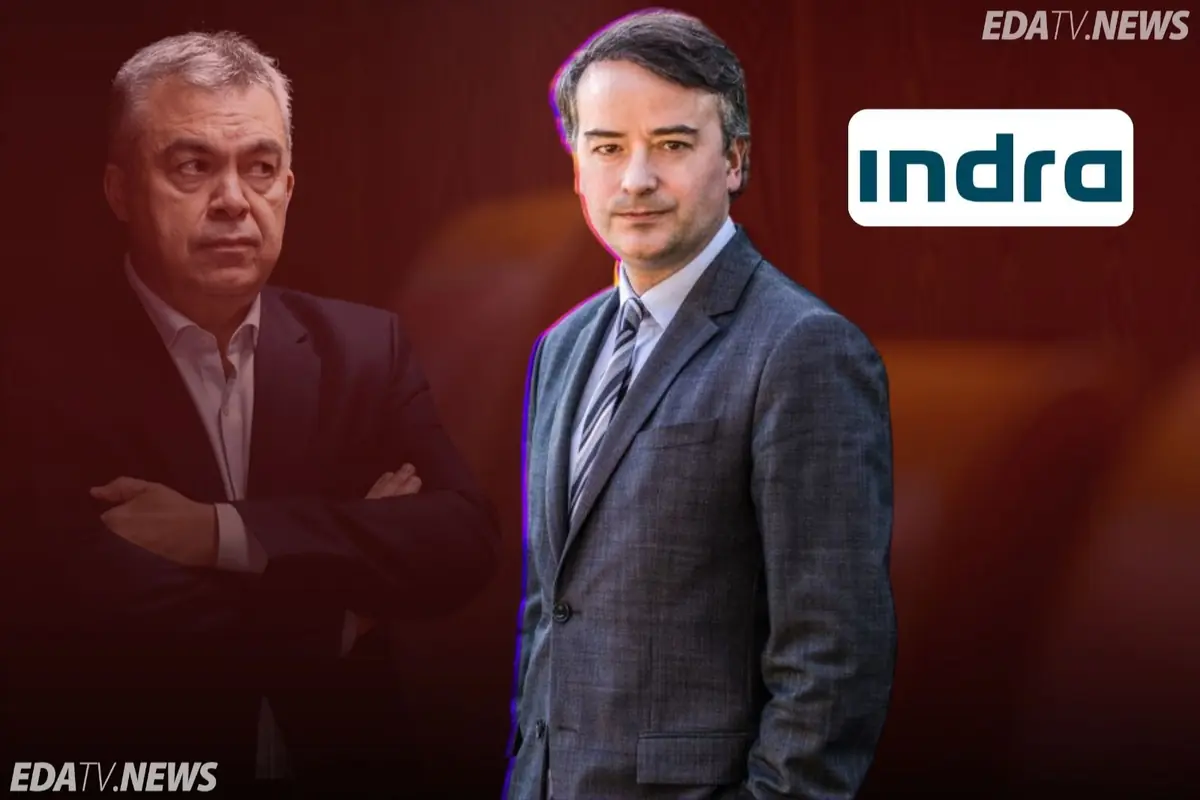Dos hombres con traje en un fondo rojo junto al logotipo de la empresa Indra