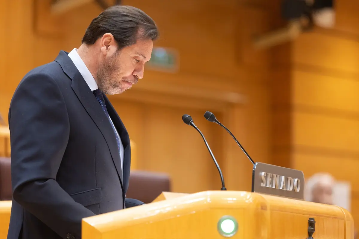 Hombre de traje hablando en el atril del Senado con dos micrófonos frente a él