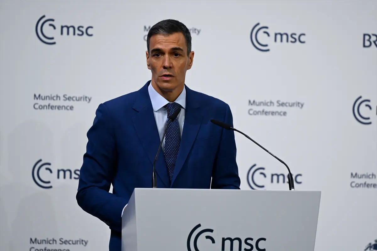 Hombre con traje azul hablando en un atril durante la Conferencia de Seguridad de Múnich con el logotipo msc de fondo Hombre con traje azul hablando en un atril durante la Conferencia de Seguridad de Múnich con el logotipo msc de fondo