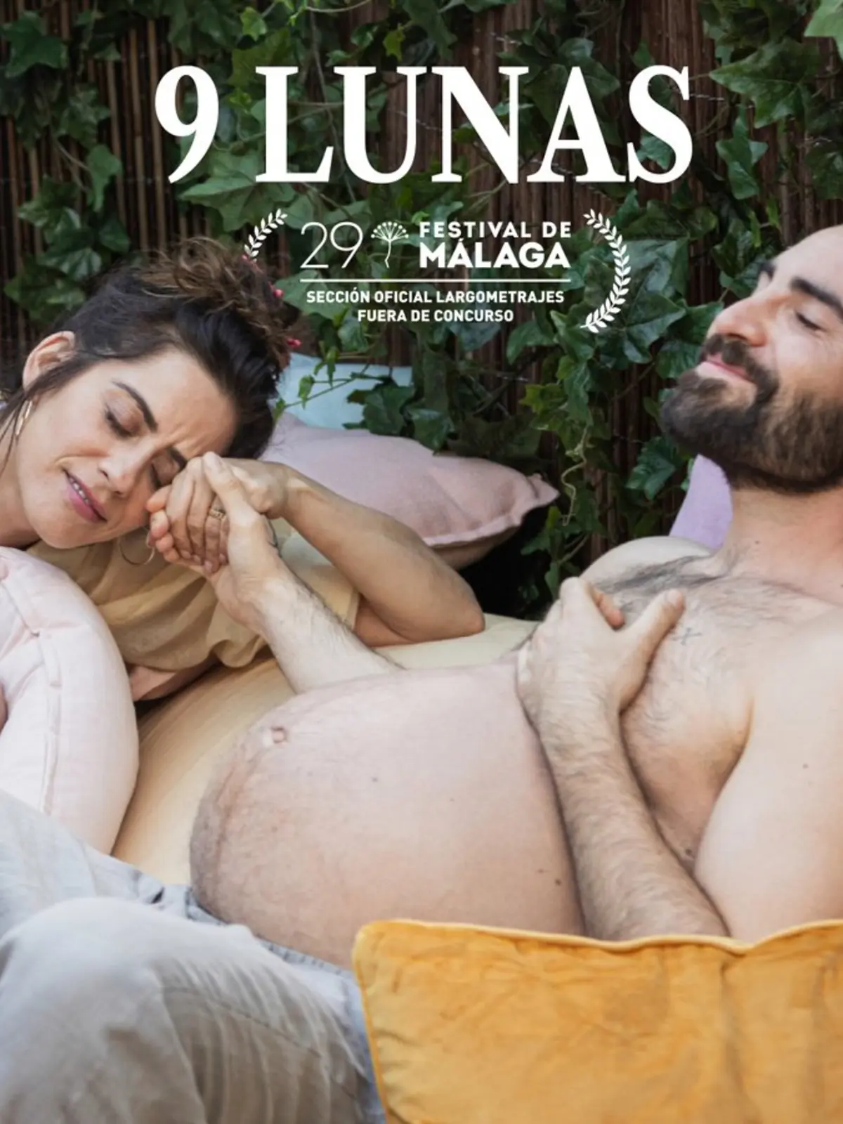 Cartel de la película 9 Lunas con una pareja recostada donde el hombre aparece embarazado y la mujer le toma la mano mientras sonríe, junto al texto del Festival de Málaga edición 29 sección oficial largometrajes fuera de concurso