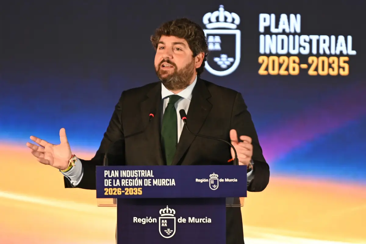 Hombre con traje oscuro hablando en un atril durante la presentación del Plan Industrial 2026-2035 de la Región de Murcia