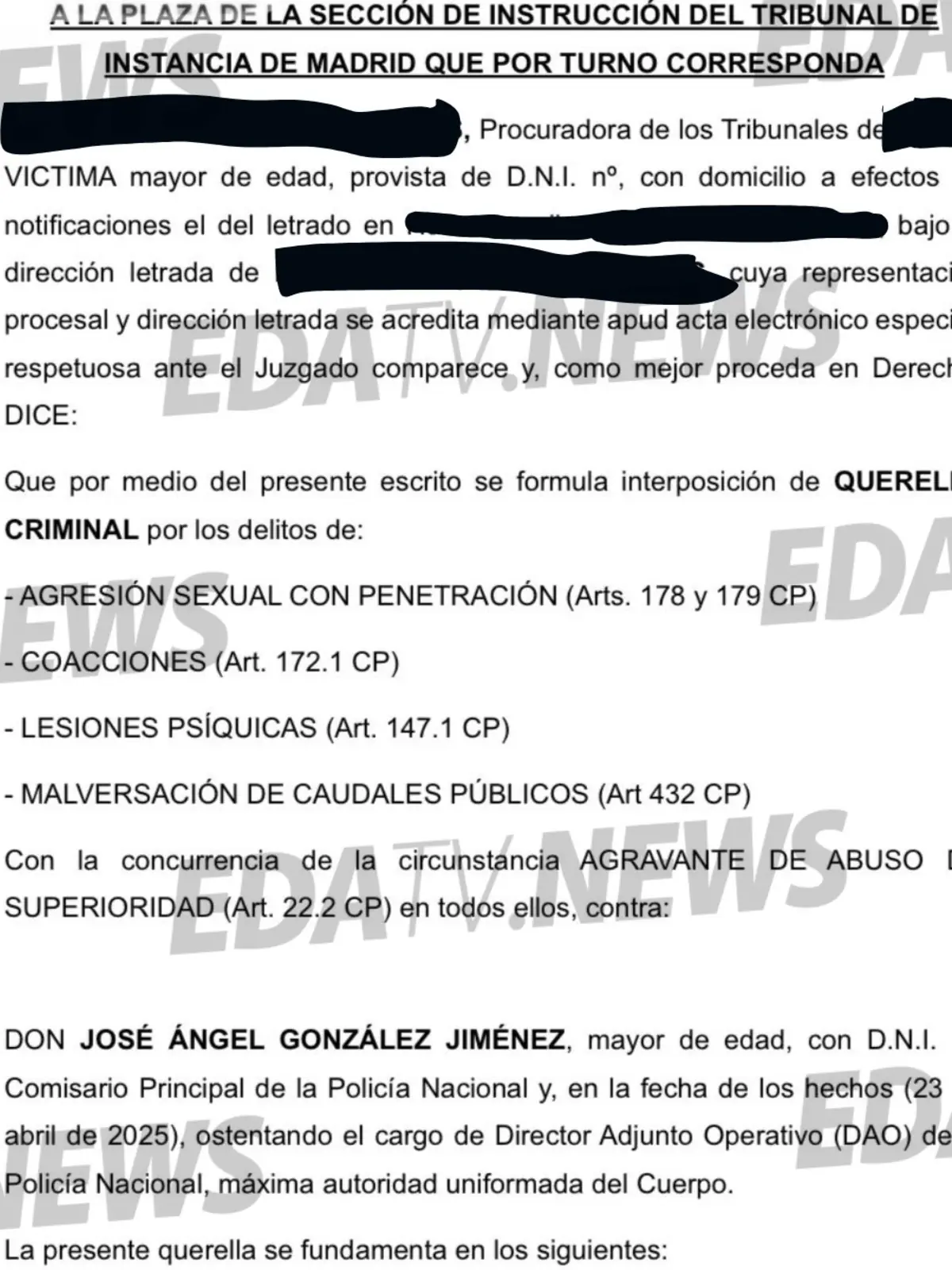 Documento judicial en español con encabezado del Tribunal de Madrid donde se presenta una querella criminal por varios delitos graves incluyendo agresión sexual con penetración coacciones lesiones psíquicas y malversación de caudales públicos con datos personales y nombres parcialmente tachados y marca de agua de un medio de noticias