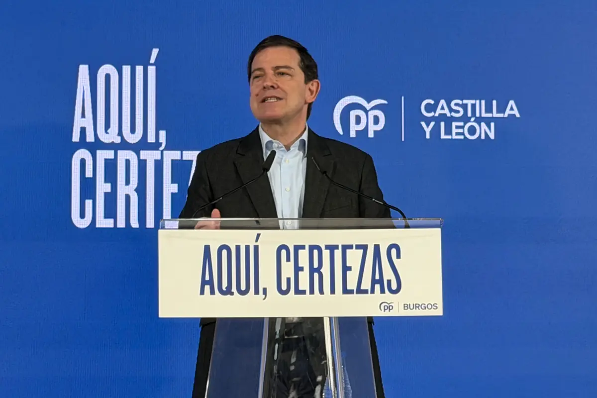 Hombre hablando en un atril con el lema AQUÍ CERTEZAS en un acto del Partido Popular de Castilla y León