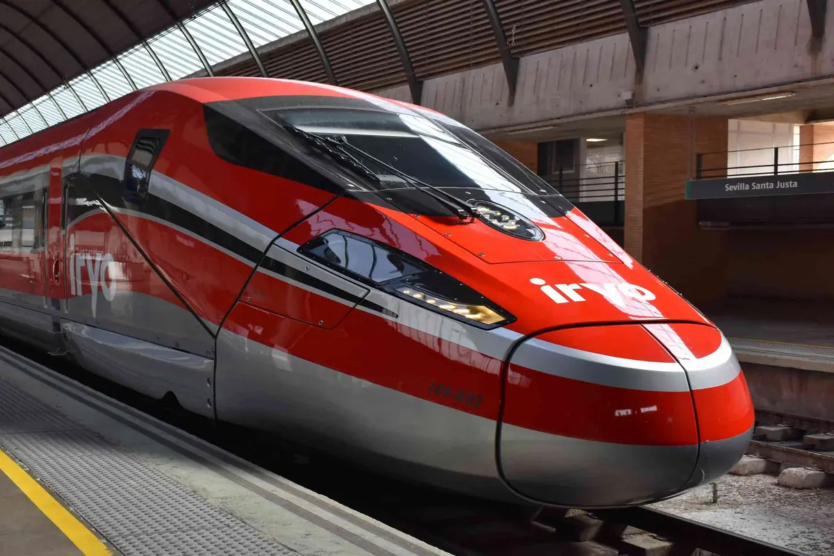 Tren de alta velocidad rojo y plateado de la compañía Iryo detenido en el andén de la estación Sevilla Santa Justa