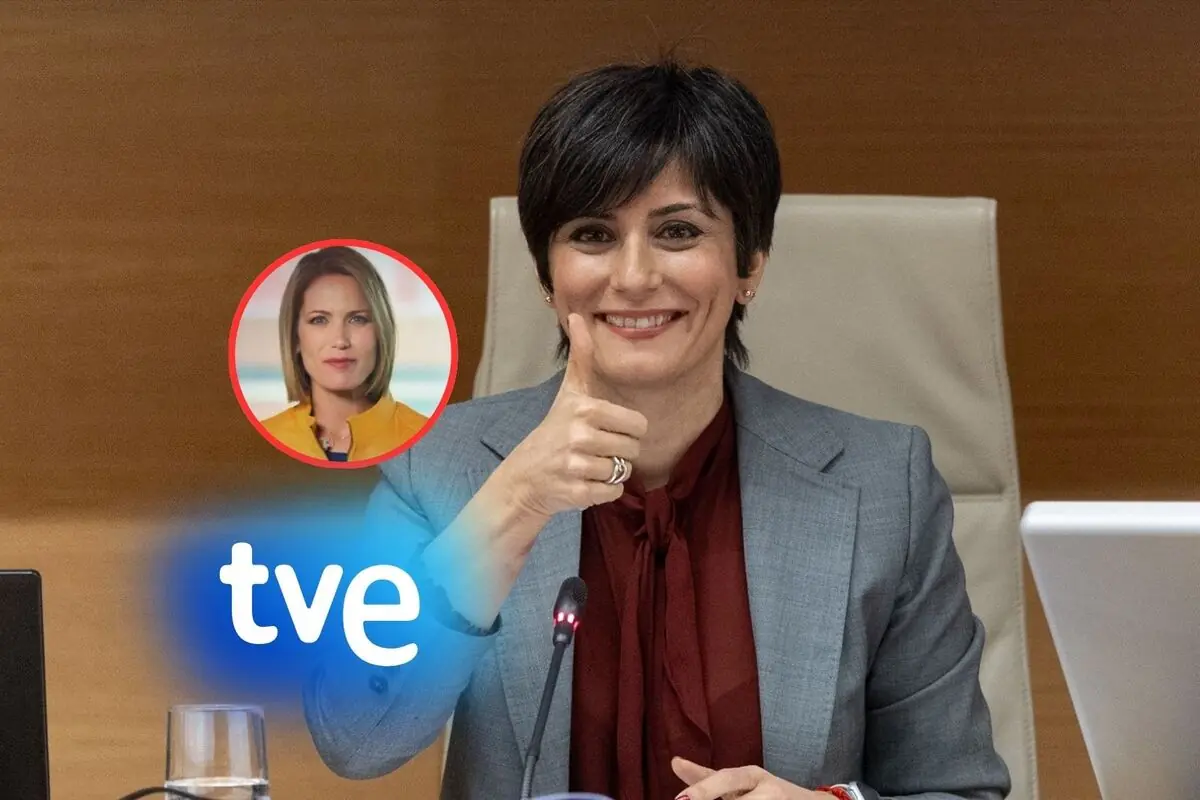 Mujer de pelo corto con traje gris sonriendo y levantando el pulgar sentada en una sala de reuniones junto al logo de tve y un pequeño círculo con el rostro de una presentadora de informativos