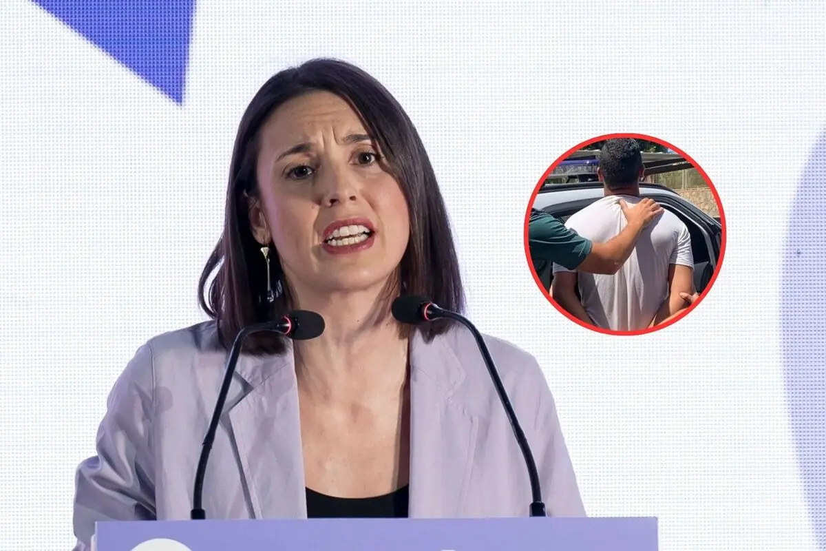 Mujer hablando en un atril con micrófonos y un pequeño recuadro que muestra a un hombre siendo escoltado hacia un coche policial