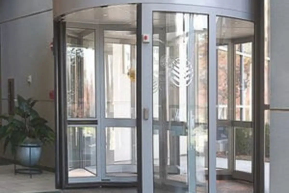 Puerta giratoria de vidrio en la entrada de un edificio moderno
