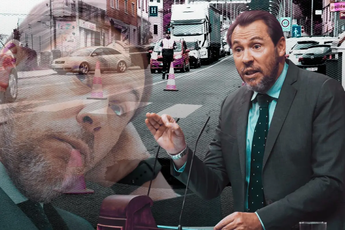 Montaje de un hombre con traje hablando en un atril superpuesto sobre una escena urbana con tráfico y conos de señalización