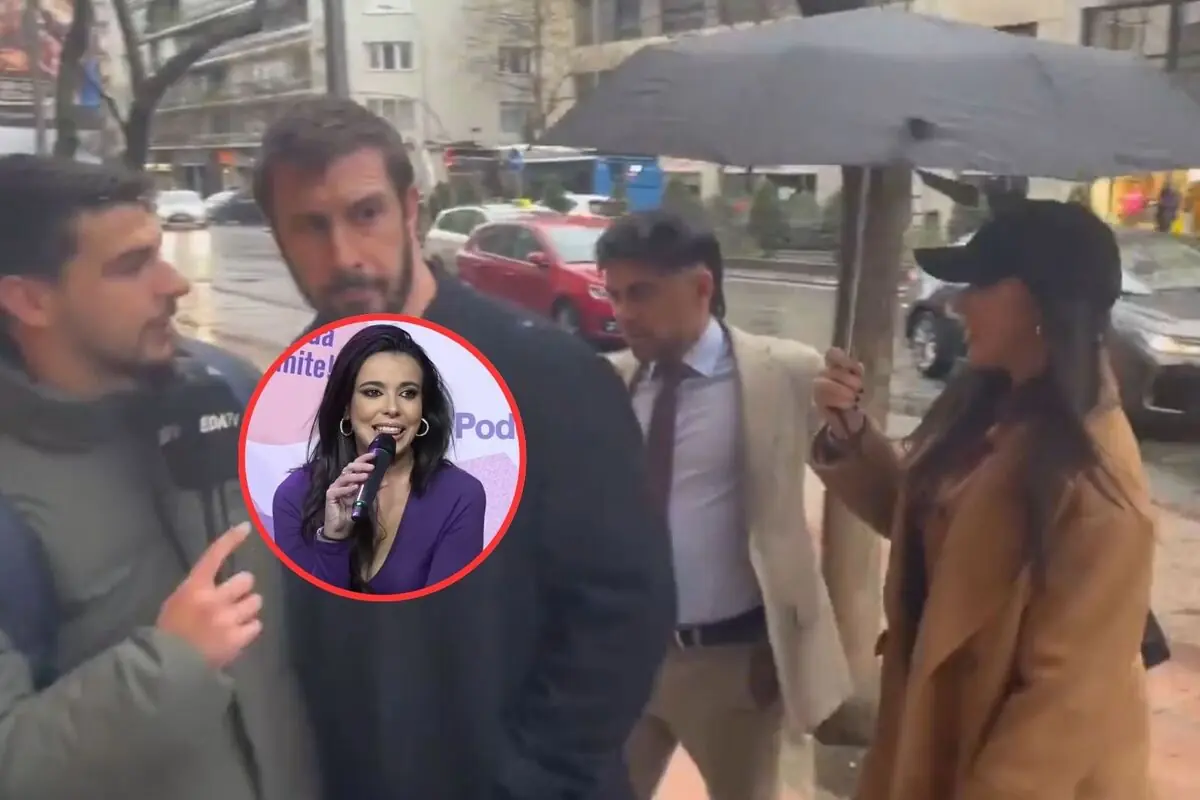 Hombre siendo entrevistado en la calle un día lluvioso mientras otra pareja camina detrás compartiendo un paraguas y un recuadro circular muestra a una mujer hablando con micrófono en un evento