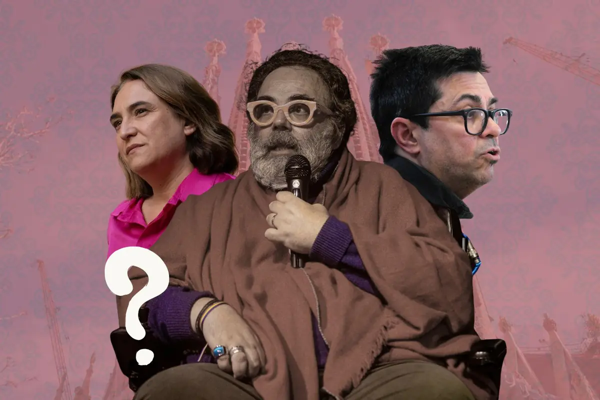 Montaje de tres personas sentadas en primer plano con un micrófono y un gran signo de interrogación sobre fondo rosado con siluetas arquitectónicas