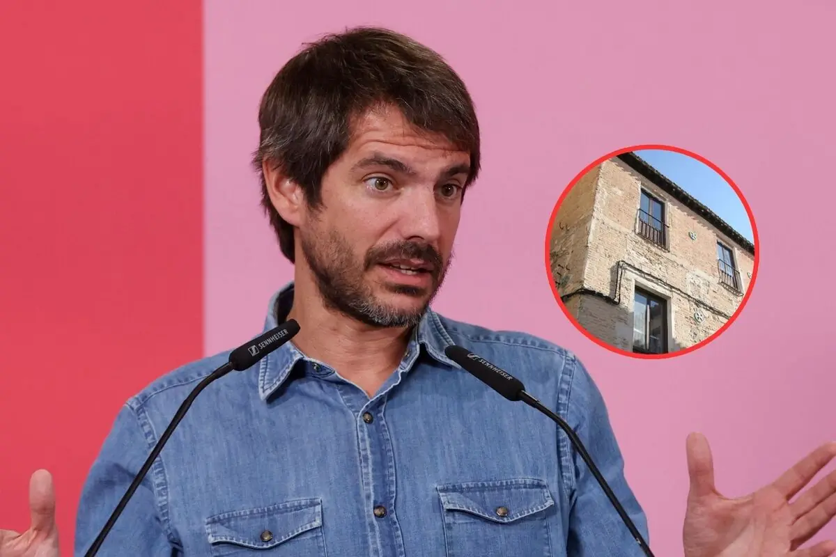 Hombre con camisa vaquera hablando ante dos micrófonos sobre fondo rosa con un recuadro circular que muestra la fachada de un edificio antiguo