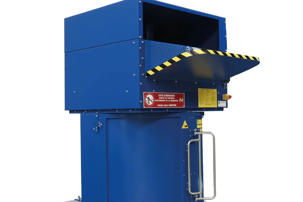 Prensa compactadora industrial azul para cartón con tolva superior abierta y puerta frontal con manija metálica