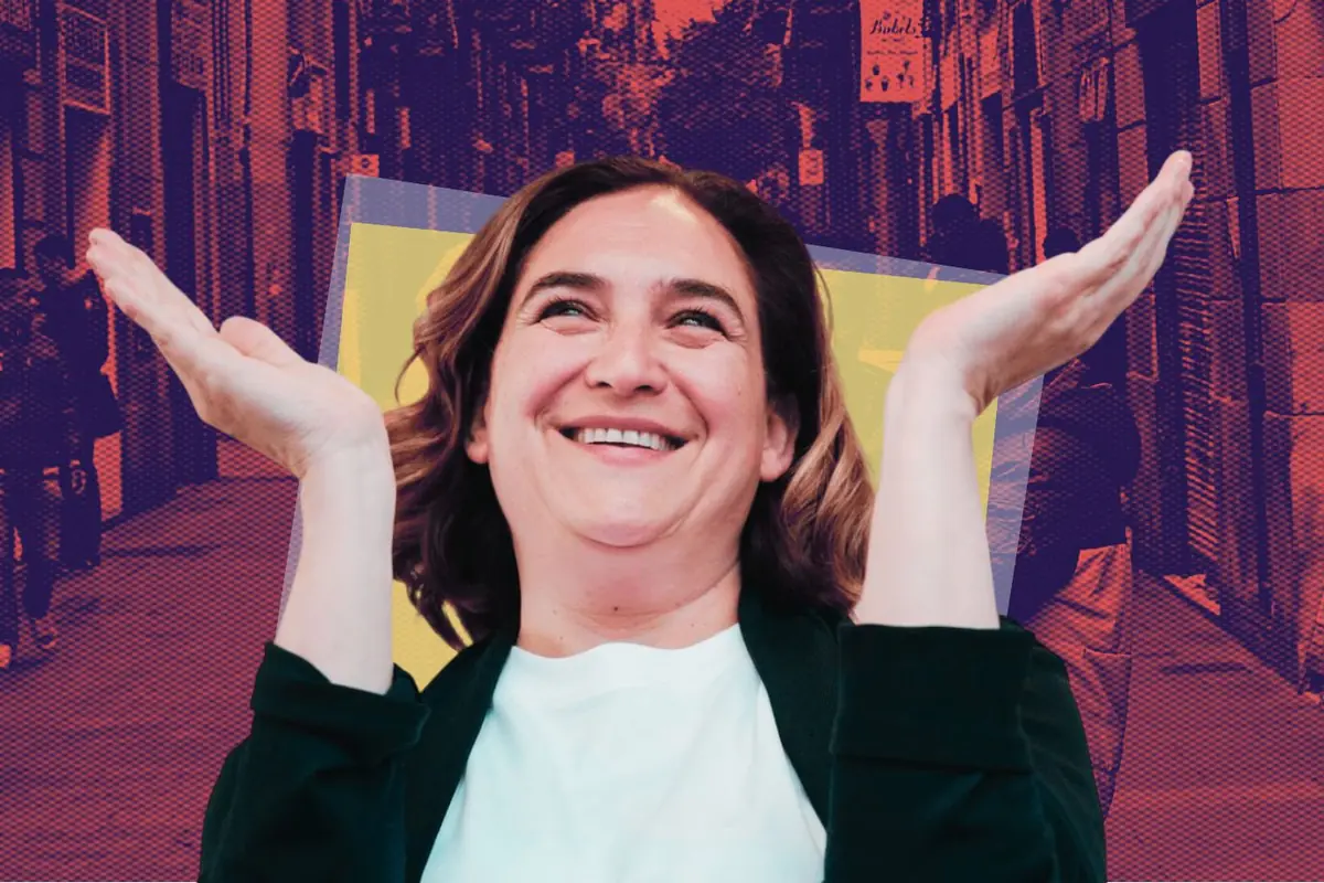 Mujer sonriente con los brazos levantados sobre un fondo urbano de colores llamativos