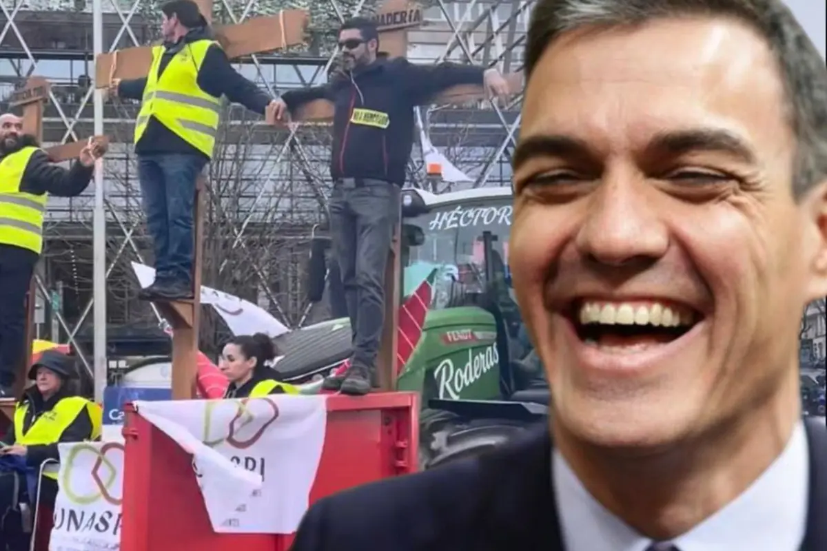 Manifestación de trabajadores con chalecos amarillos subidos a cruces de madera frente a un tractor mientras en primer plano aparece el rostro sonriente de un político ampliado sobre la escena