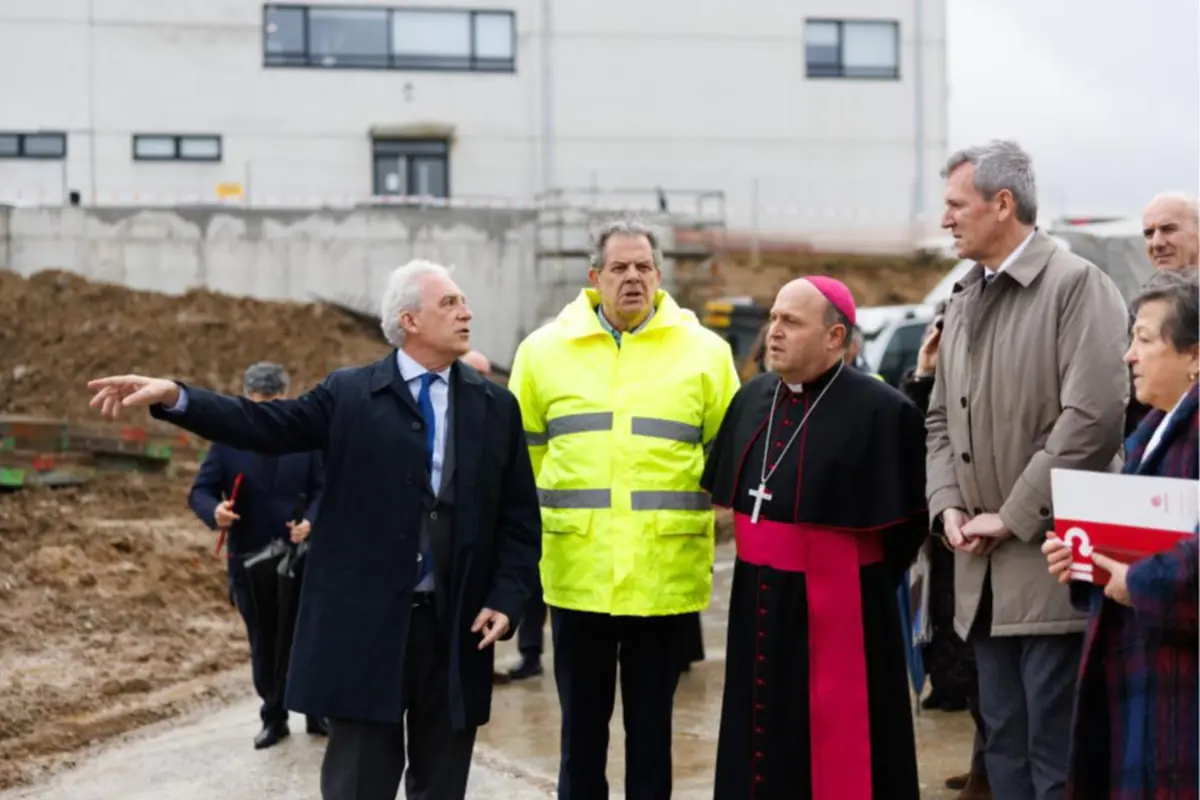 Grupo de autoridades civiles y religiosas visitando una obra en construcción mientras conversan al aire libre bajo un cielo nublado