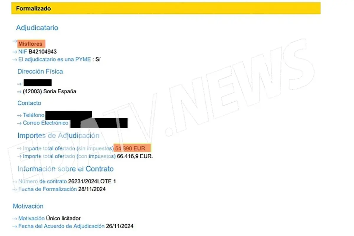 Captura de pantalla de un documento de adjudicación pública en español donde se muestra a la empresa Misflores como adjudicataria con datos de contacto parcialmente ocultos y un importe ofertado de 54 390 euros antes de impuestos