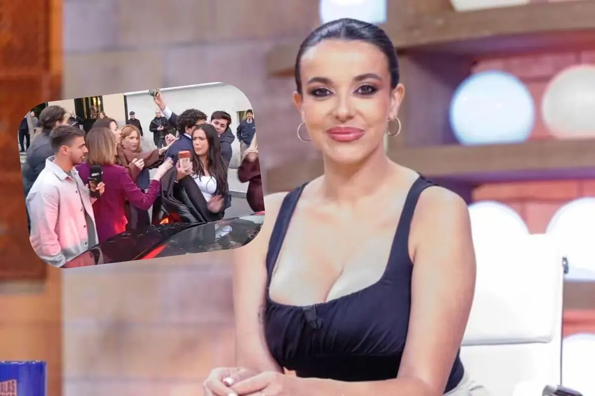 Presentadora de televisión sentada en un plató luminoso con un recuadro superpuesto que muestra a varios reporteros y personas grabando con móviles alrededor de una mujer en la calle