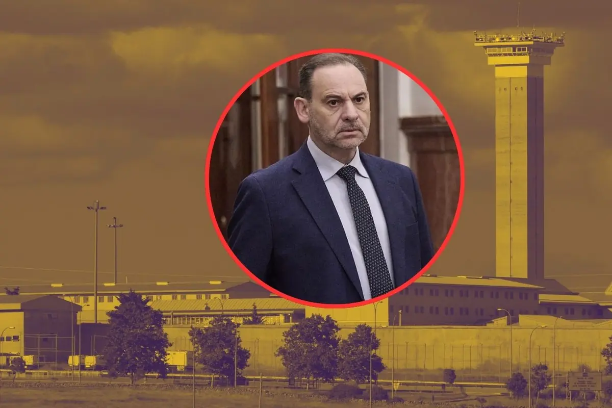 Retrato de un hombre con traje y corbata dentro de un círculo rojo superpuesto sobre la imagen de una prisión con torre de vigilancia al fondo