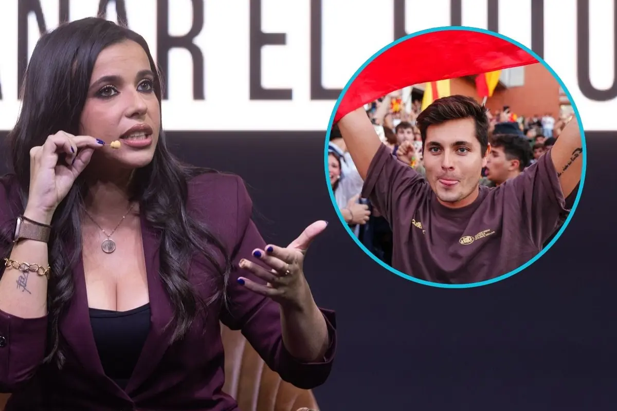 Mujer hablando en un escenario con micrófono de diadema y gesto expresivo junto a un recuadro circular que muestra a un joven celebrando con una bandera entre una multitud