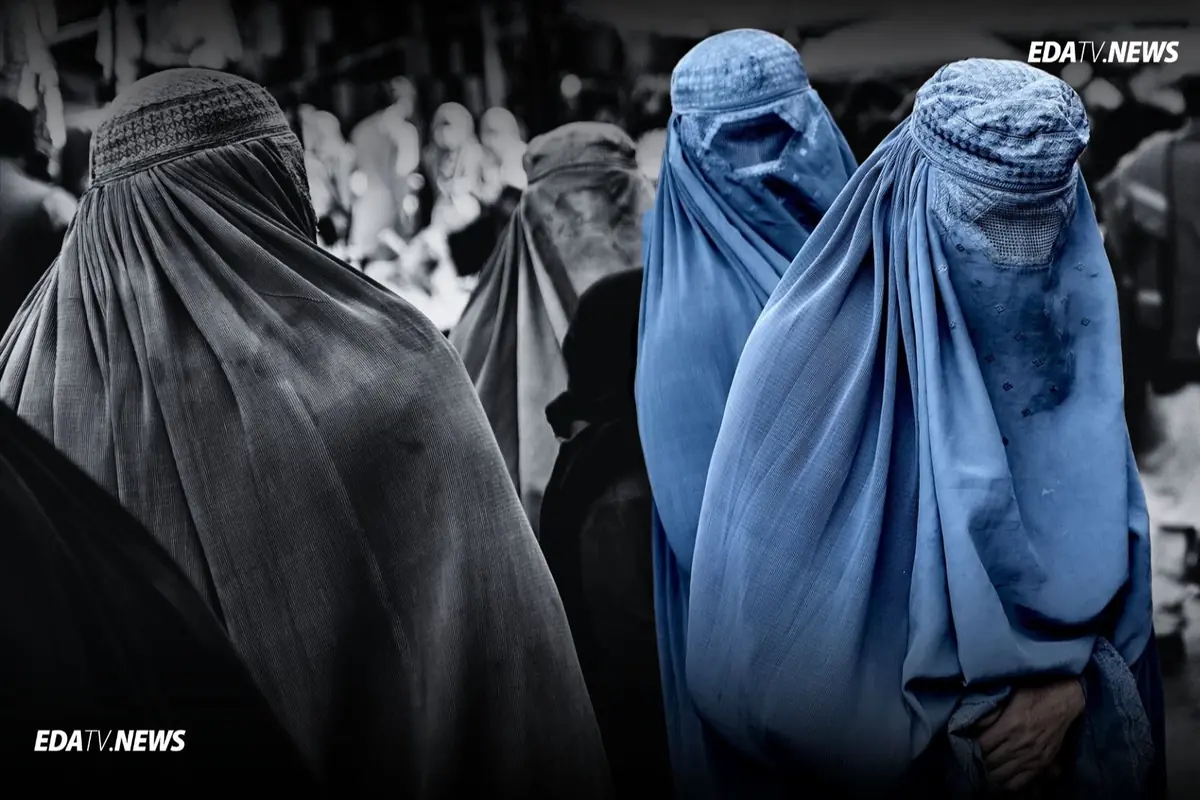 Grupo de mujeres cubiertas con burkas caminando por una calle concurrida con el fondo en blanco y negro y las prendas azules en primer plano