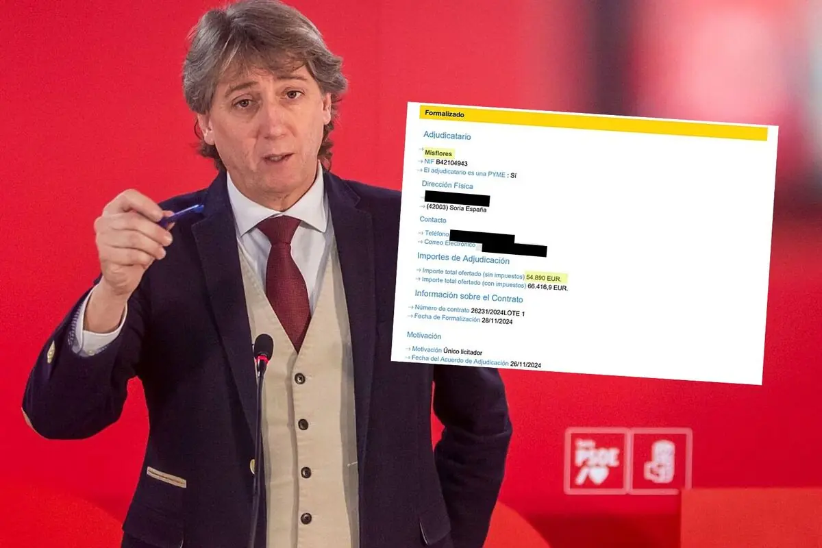 Hombre con traje y corbata roja hablando ante un micrófono sobre un fondo rojo mientras se muestra sobreimpreso un documento oficial de adjudicación con datos económicos y texto parcialmente censurado