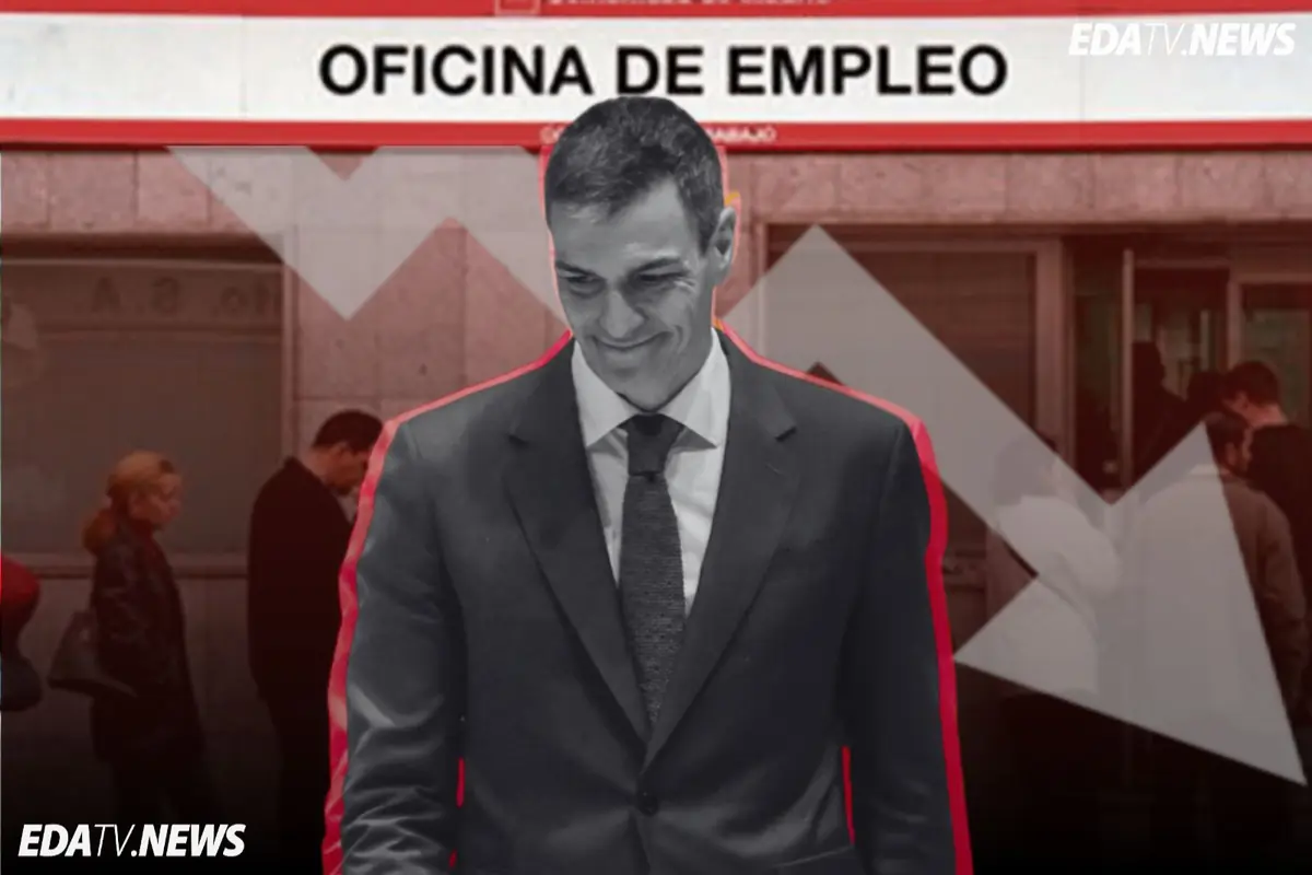 Hombre con traje sonriendo frente a una oficina de empleo con flechas descendentes y personas haciendo fila de fondo