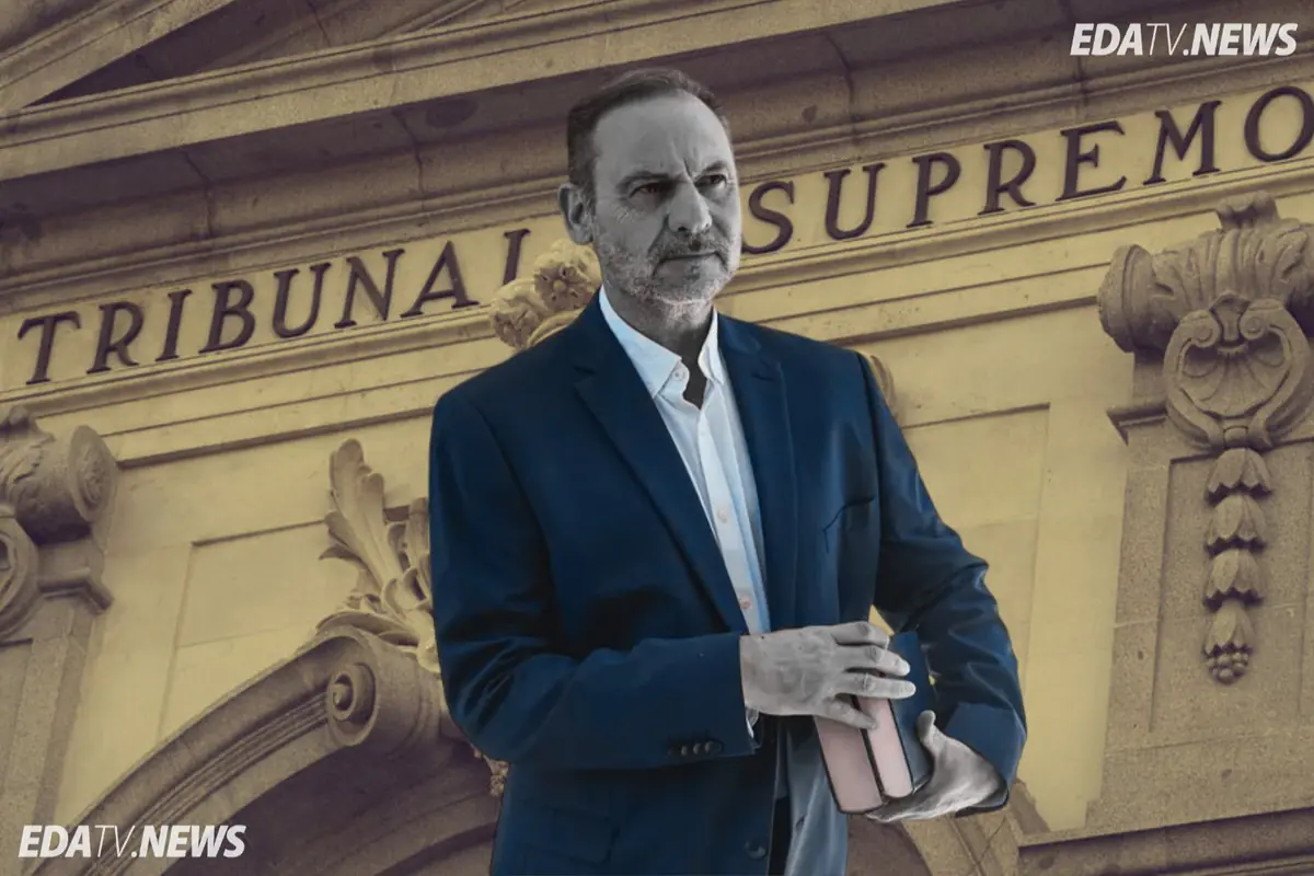 Hombre con traje sosteniendo libros frente a la fachada del Tribunal Supremo con el logo de EDATV NEWS en la esquina