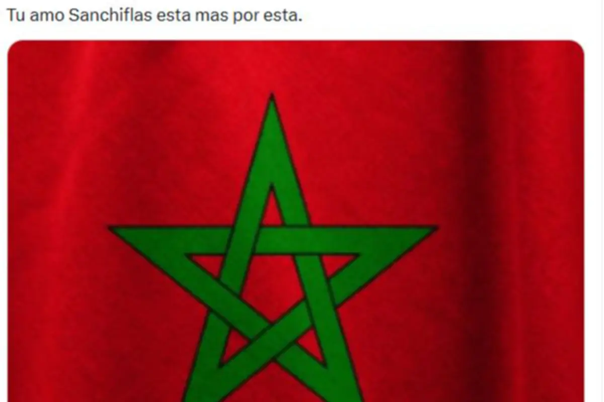 Bandera roja con una estrella verde de cinco puntas entrelazadas en el centro Bandera roja con una estrella verde de cinco puntas entrelazadas en el centro