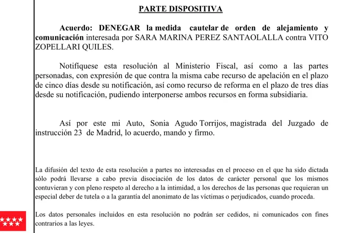 Documento judicial en español que muestra la parte dispositiva de una resolución donde se deniega una medida cautelar de orden de alejamiento y comunicación, se informa sobre los plazos de recurso para las partes y el Ministerio Fiscal, se indica la firma de la magistrada del Juzgado de Instrucción 23 de Madrid y se advierte sobre la protección y difusión de los datos personales contenidos en la resolución