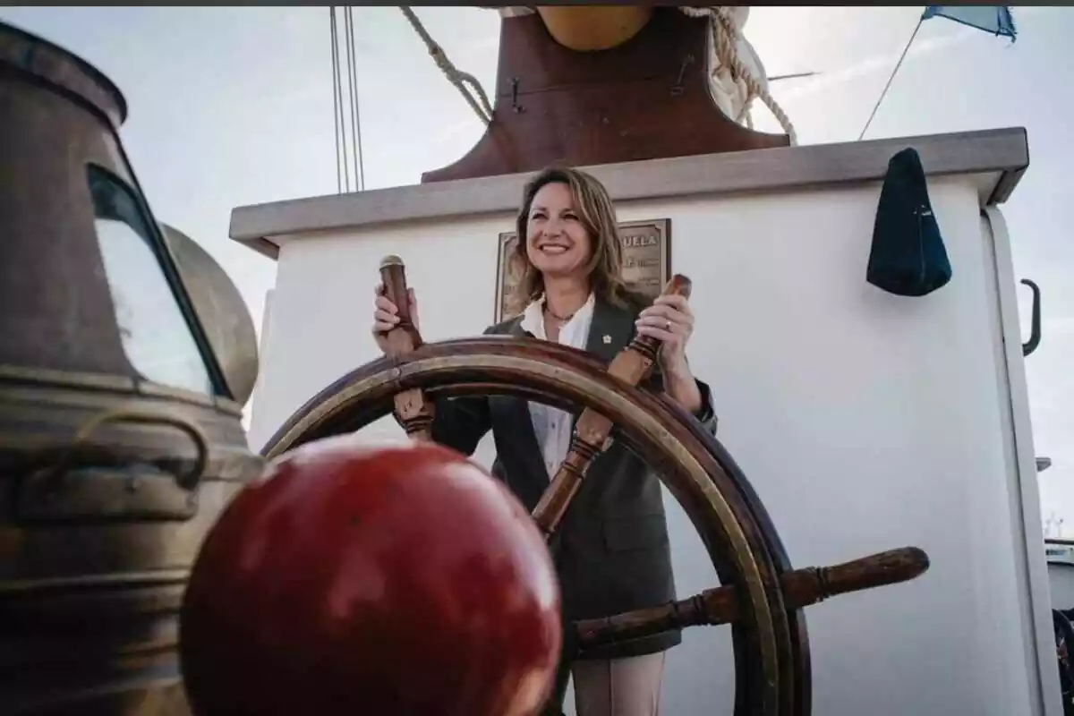Begoña Carrasco, alcaldesa de Castellón, a la rueda de un velero clásico