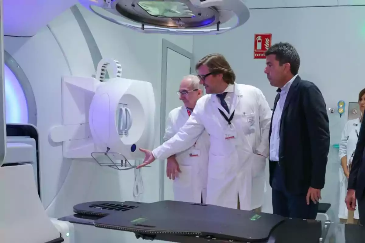 Carlos Mazón visitando el Acelerador Lineal del Hospital Francesc de Borja de Gandía