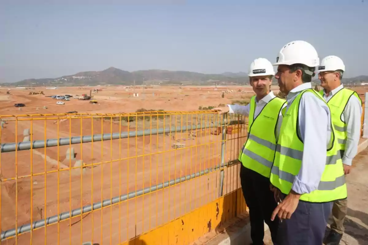 Carlos Mazón durante una visita a las obras de la gigafactoría de PowerCo Spain en Parc Sagunt II