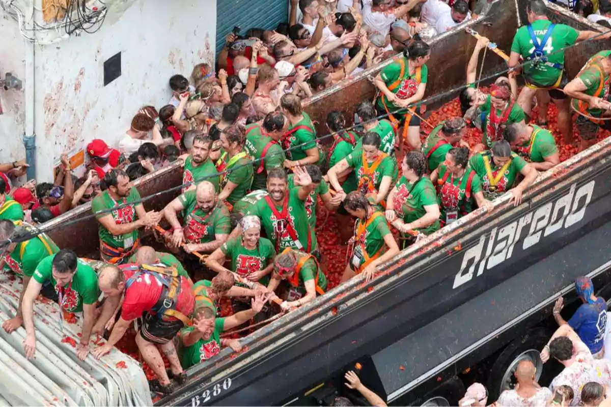 El presidente de la Generalitat Valenciana, Carlos Mazón, participando en la Tomatina