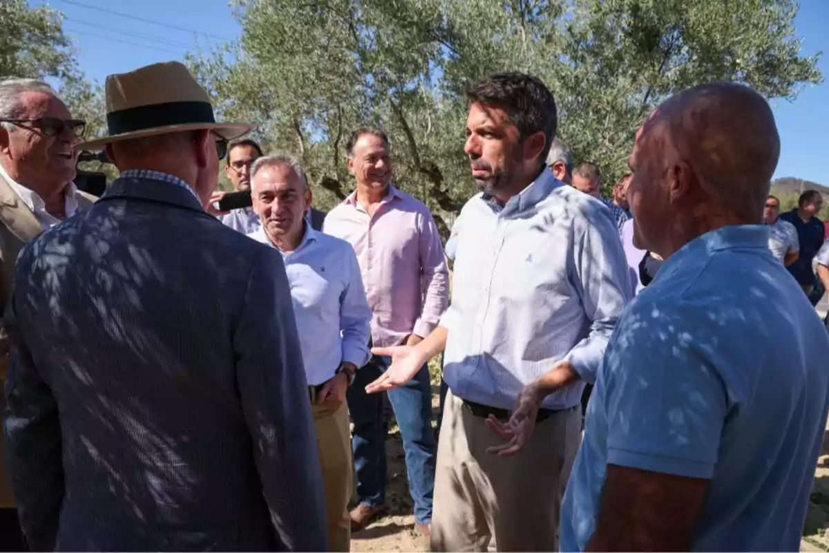 Carlos Mazón presidente de la Generalitat Valenciana, junto a agricultores