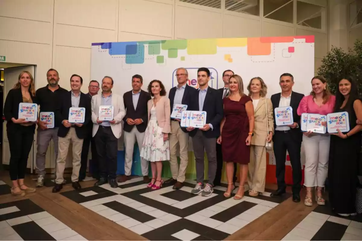 Carlos Mazón, presidente de la Generalitat Valenciana, junto a miembros de la Asociación Española de Fabricantes de Juguetes (AEFJ)