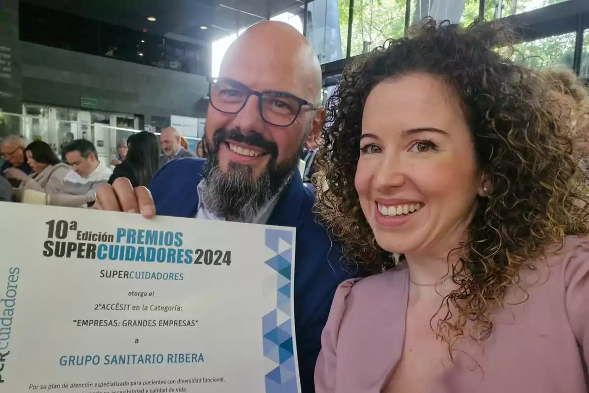 Daniel Castillo, coordinador de proyectos del grupo Ribera, y Cristina Serra, directora de Enfermería de Ribera Povisa