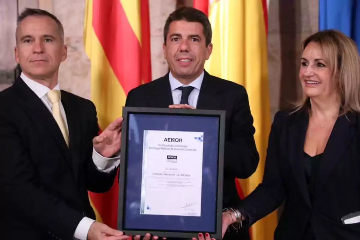 Carlos Mazón, presidente de la Generalitat Valenciana, recogiendo el certificado